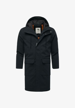 Czarny długi płaszcz z zamkiem z przodu, regulowanym kapturem, dwoma przednimi kieszeniami i pomarańczową podszewką. Wykonany z fakturowanej tkaniny. Charakteryzuje się minimalnym wykorzystaniem akcesoriów.