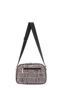 Borsa a tracolla in tessuto grigio geometrico con stampe nere del logo. Fascetta nera regolabile e dettagli in metallo dorato. Forma rettangolare.