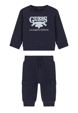 Granatowy zestaw dla malucha z bluzą z długim rękawem z napisem "Guess Los Angeles, California" oraz dopasowanymi spodniami typu cargo ze sznurkiem.