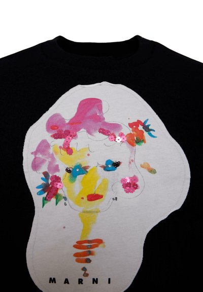T-shirt noir avec un graphique de visage abstrait coloré avec des accents roses, jaunes et bleus, orné de sequins, et le nom de marque "MARNI".