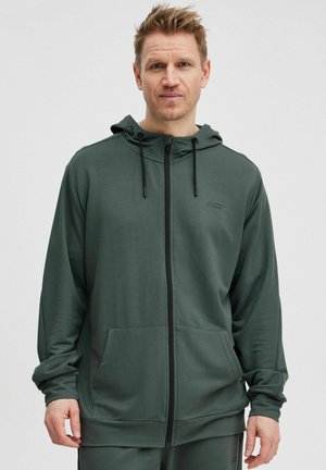 Mørkegrøn zip-up hættejakke med en blød tekstur, justerbar snorehætte, forlommer og et lille logo på venstre bryst.