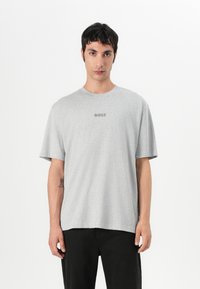 Tricou din bumbac gri, cu decolteu rotund și mâneci scurte. Prezintă logo-ul "BOSS" în centru. Croială lejeră, textură ușoară.