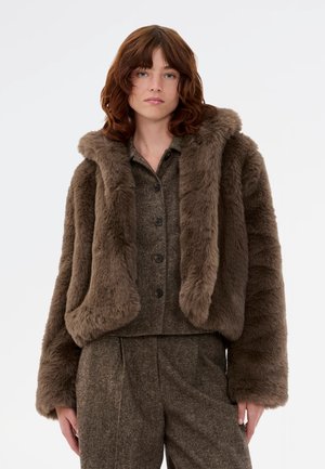 Chaqueta de peluche marrón con capucha, que presenta una textura suave, mangas anchas y un diseño cropped. Cierre de botones simple en la parte delantera.