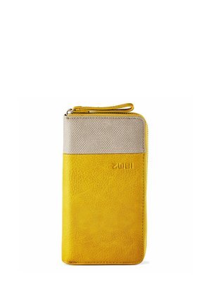 Gelb-beige zweifarbige Leder-Geldbörse mit Reißverschluss, Handschlaufe und geprägtem Logo, geschlossen dargestellt vor weißem Hintergrund.