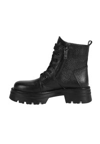 Bottines noires avec une finition en cuir texturé, dotées d'un laçage à l'avant et d'une fermeture éclair sur le côté, d'une semelle épaisse et d'une languette à l'arrière.