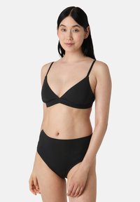 Set bikini nero con reggiseno triangolare a spalline sottili e mutandine a vita alta, entrambe in un tessuto morbido e testurizzato.