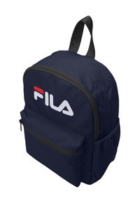 Marinblå ryggsäck med rundad form, tillverkad av hållbart tyg. Har ett stort huvudfack, framficka och en logotyp i vitt och rött.