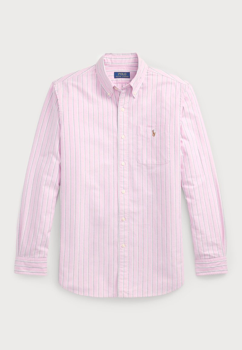 Lichtroze button-up shirt met verticale strepen in blauw en wit. Voorzien van een puntige kraag en een klein logo op de borstzak.