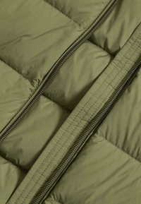 Olijfgroen pufferjack met een gladde textuur, voorzien van diagonale stiksels en een centrale rits sluiting.