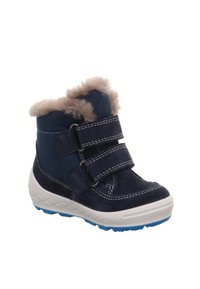 Marineblauwe suède laars met nepbontkraag, twee klittenbandsluitingen, witte zool en getextureerde blauwe accenten. Voorzien van contrasterende stiksels over het geheel.