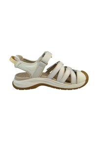 Letvægtige beige sandaler med justerbare stropper, lukket tå, gummisål og polstret indersål. Har en struktureret overdel og en bageste optrækstæppe.