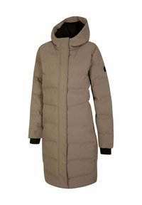 Langer, gepolsterter Mantel in Hellbraun mit einem hohen Kragen, Reißverschluss und schwarzen Ärmelakzenten. Glatte, isolierte Struktur.