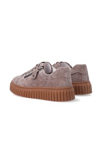 Grå ruskinds sneakers med en ribbet brun gummisål, der har korte snørebånd, syningsdetaljer og en lynlås på siden for nem påklædning.