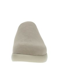 Scarpa slip-on in suede beige con punta arrotondata, suola piatta in gomma e superficie liscia. Design semplice senza decorazioni visibili.