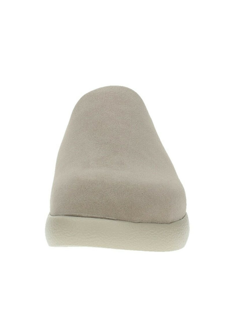Chaussure beige en daim à enfiler avec un bout rond, semelle en caoutchouc plate et texture lisse. Design simple sans embellissements visibles.