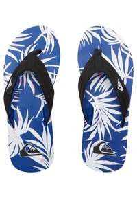 Blå flip-flops med et tropisk mønster af hvide og lyserøde blade, med sorte stofstropper og et logo på sålen. Teksturering på fodsengen.