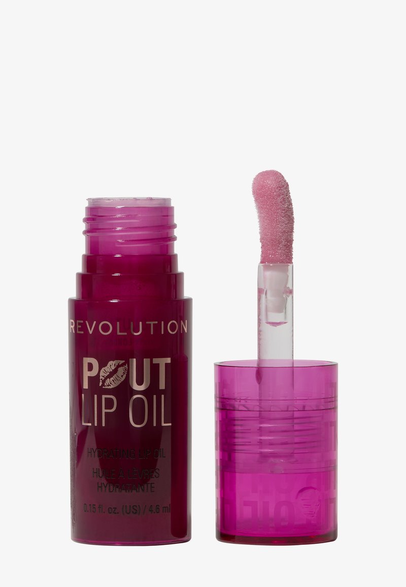 Lilla plastflaske med leppeolje med skrulokk; klar applikator med myk spiss. Tekst i sølv leser "Pout Lip Oil" og "Hydrating Lip Oil."