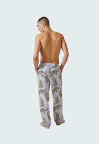 Grijze pyjamabroek met een gestreept patroon, met ontwerpen van luipaardprint. Elastische tailleband, zijzakken en een relaxte pasvorm.