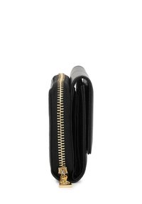 Portafoglio in pelle nera con zip dorata, design piatto, finitura texturizzata, dotato di più scomparti e di una robusta forma rettangolare.