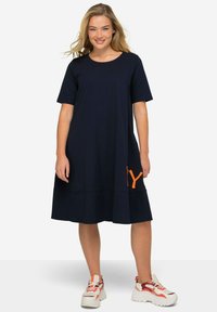 LAURASØN - WORDING RUNDHALS HALBARM - Vestito di maglina - navy blue Immagine in miniatura 1