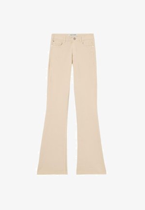 Beige flared jeans met een zachte textuur, voorzien van voorzakken, een metalen knoopsluiting en subtiele stiksels op de naden.