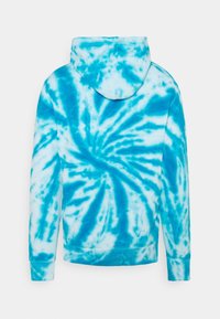 Hoodie tie-dye blu e bianco con motivo a spirale, dotato di tasca a marsupio frontale e polsini a coste. Materiale tessile morbido.
