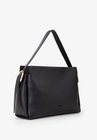 Borsa a tracolla in pelle nera con un design strutturato, dotata di una base piatta, di una tracolla singola e di dettagli in hardware dorato.