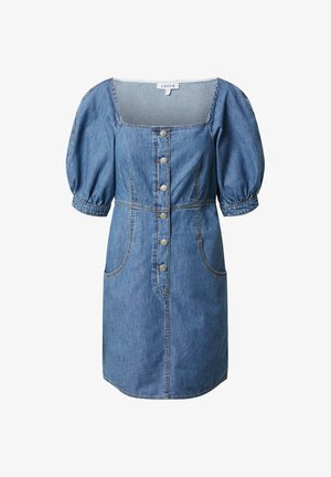 Sukienka dżinsowa ma kwadratowy dekolt, krótkie bufiaste rękawy, srebrne guziki z przodu oraz widoczne kontrastujące pomarańczowe szwy.