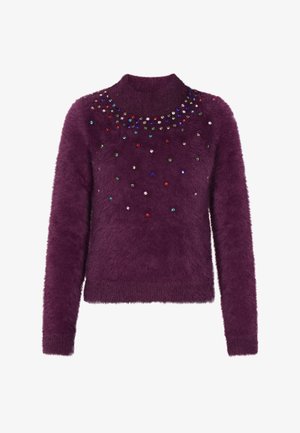 Lila plüschiger Pullover mit hohem Kragen, verziert mit mehrfarbigen dekorativen Juwelen am Ausschnitt. Weiche Textur, lange Ärmel und figurbetontes Design.