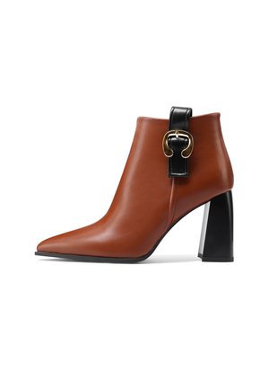Stivale alla caviglia in pelle marrone con punta appuntita, dettaglio in pelle nera e finiture dorate, suola chunky nera.