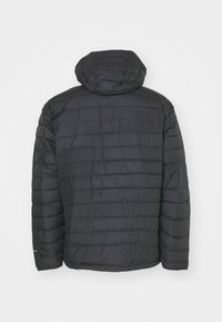 Doudoune noire avec capuche, dotée de sections matelassées, de poignets élastiques et d'un ourlet légèrement courbé en bas pour la chaleur et le confort.