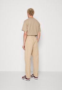 Carhartt WIP CALDER PANT - Kalhoty - beige