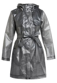 Šedý pláštěnka s károvaným vzorem s lesklým povrchem, nastavitelnou kapucí, dvěma předními kapsami a páskem v pase pro přizpůsobený střih.