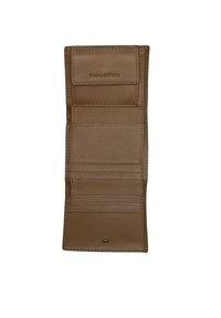 Portafoglio in pelle marrone con finitura testurizzata, dotato di più scomparti per carte, una finestra per documento d'identità e il logo "MARC O'POLO" in rilievo.