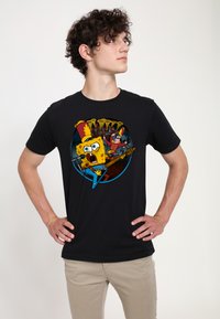 Czarny bawełniany t-shirt z kolorową grafiką SpongeBoba Kanciastoportego grającego na gitarze, otoczonego postaciami i instrumentami muzycznymi.