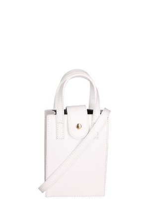 Sac à main en simili cuir blanc avec des poignées courtes, une bandoulière amovible, un rabat avec un bouton-pression et des détails de design minimalistes.