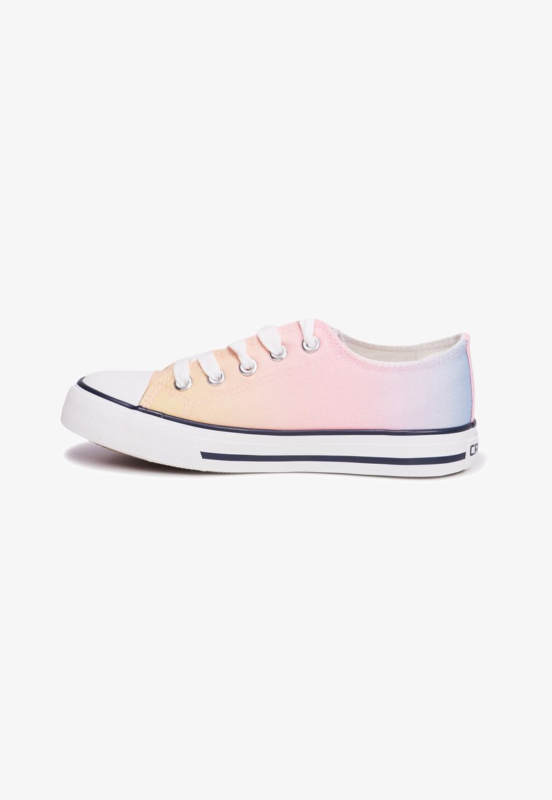Leinensneaker mit einem Ombre-Design in Pink bis Hellblau, weißen Schnürsenkeln und einer Gummisohle mit blauen Streifen.