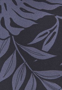 Dunkles Gewebe mit einer subtilen strukturierten Oberfläche, die ein Blättermuster in einem hellvioletten Farbton zeigt. Das Design umfasst verlängerte Blätter und geschwungene Stiele.