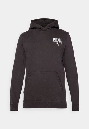 Hoodie en coton noir avec une poche kangourou sur le devant, des poignets côtelés et un logo "PUMA sports club" en blanc sur la poitrine.