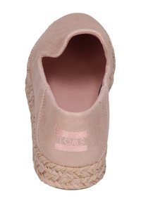 Hellrosa Espadrille-Schuh mit weichem Wildlederobermaterial, gewobener Jutesohle und pinkem Stofffutter. Mit gesticktem Logo an der Seite.