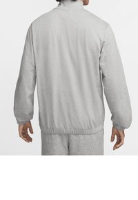 Sudadera gris con cuello alto, puños elásticos y cinturilla. Fabricada en tejido suave con una textura lisa, presenta un diseño sencillo.