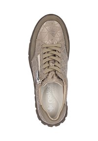 Sneaker beige à lacets avec motif géométrique, zip sur le côté, semelle intérieure rembourrée étiquetée "Rieker Antistress Extra Large" et semelle texturée.