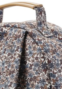 Blommönstrad tygväska med en krämfärgad bakgrund, prydd med blå, bruna och rostfärgade blommor. Förstärkt med ett beigefärgat handtag.