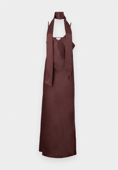 Hosszú, ujjatlan ruha mély burgundi selyem anyagból, pántos nyakkivágással és hosszú szövet díszítéssel, egyenes vonalakkal.