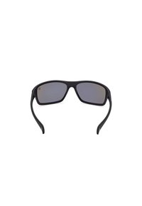 Gafas de sol rectangulares negras con lentes gris ahumado, fabricadas en plástico mate, con patillas elegantes y un diseño minimalista.