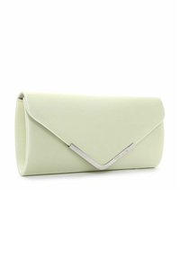 Ljust grön satinclutch med ett kuvertdesign, med en silverfärgad V-formad metallaccent och slät yta.