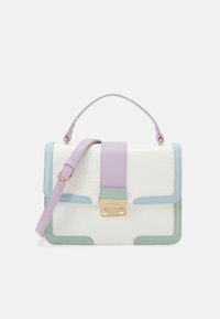 Barevná kabelka s bílým texturovaným povrchem, levandulovým páskem, modrými a zelenými akcenty a zlatým detailem přezky. Kompaktní obdélníkový design.