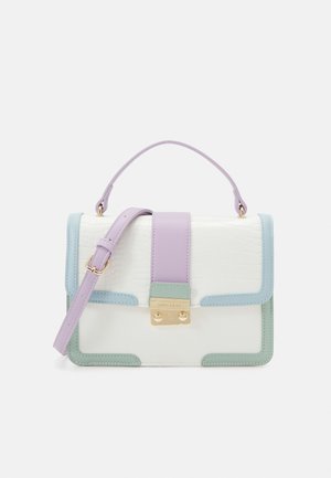 Multifarvet håndtaske med en hvid tekstureret overflade, lavendelfarvet rem, blå og grønne accenter samt en guldfarvet låsedetalje. Kompakt rektangulært design.