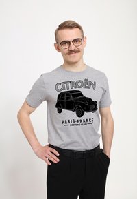 T-shirt in cotone grigio con una grafica nera di un'auto classica e il testo "CITROËN PARIS·FRANCE DRIVING CLUB." Vestibilità slim con maniche corte.