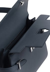 Borsa in pelle di colore blu scuro. Presenta un design strutturato, una tasca con zip, accessori metallici e una superficie testurizzata. Aperta per mostrare i compartimenti interni.